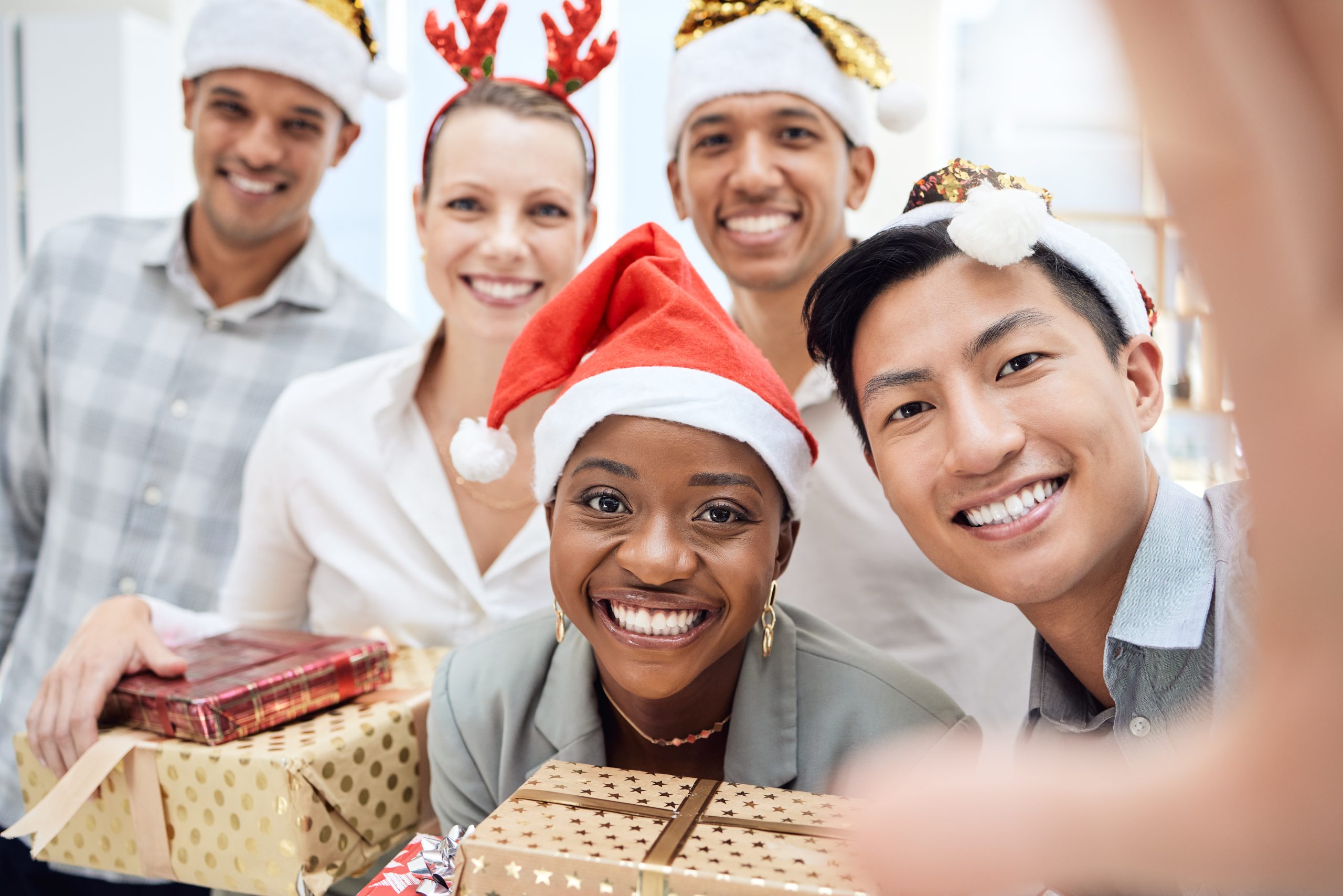 selfie-christmas-and-employees-with-gift